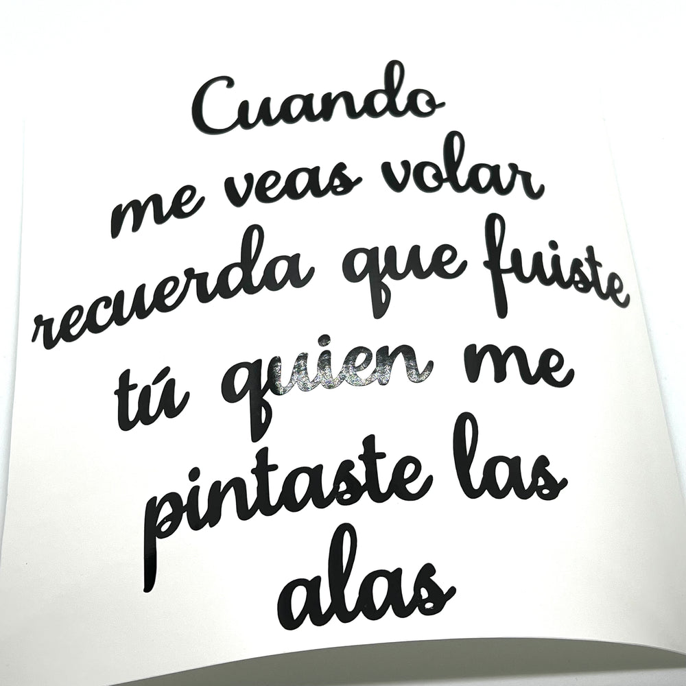 Black Spanish graduation quote on curved backing